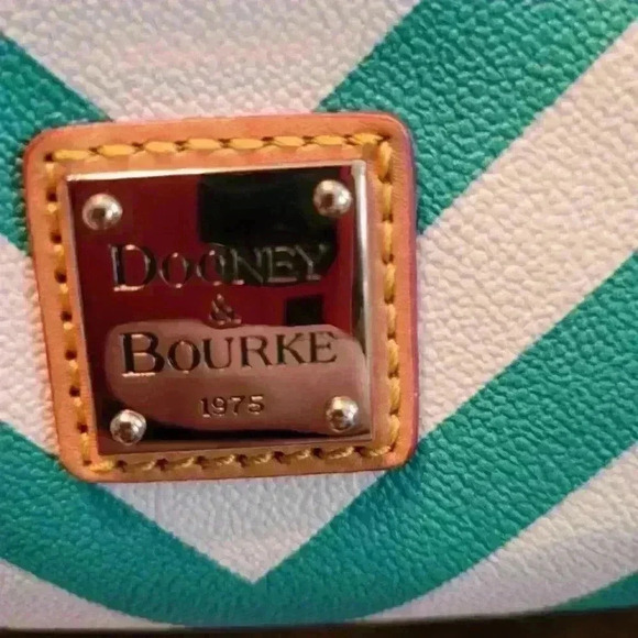 Dooney & Bourke Green Chevron pattern leather bag - Picture 11 of 12